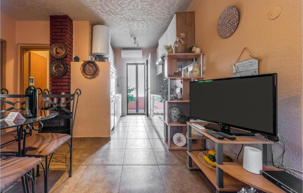 Cozy Home In Vrsi With Wifi Buitenkant foto