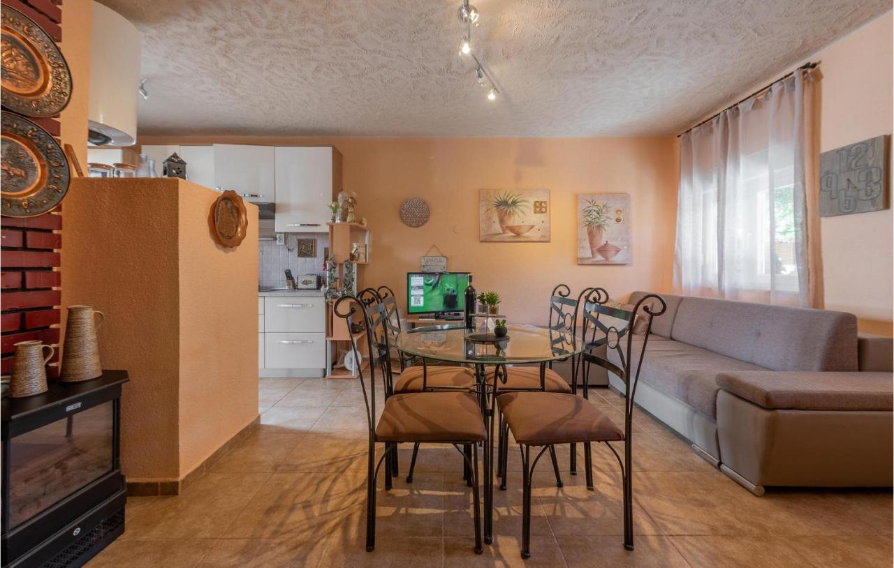 Cozy Home In Vrsi With Wifi Buitenkant foto