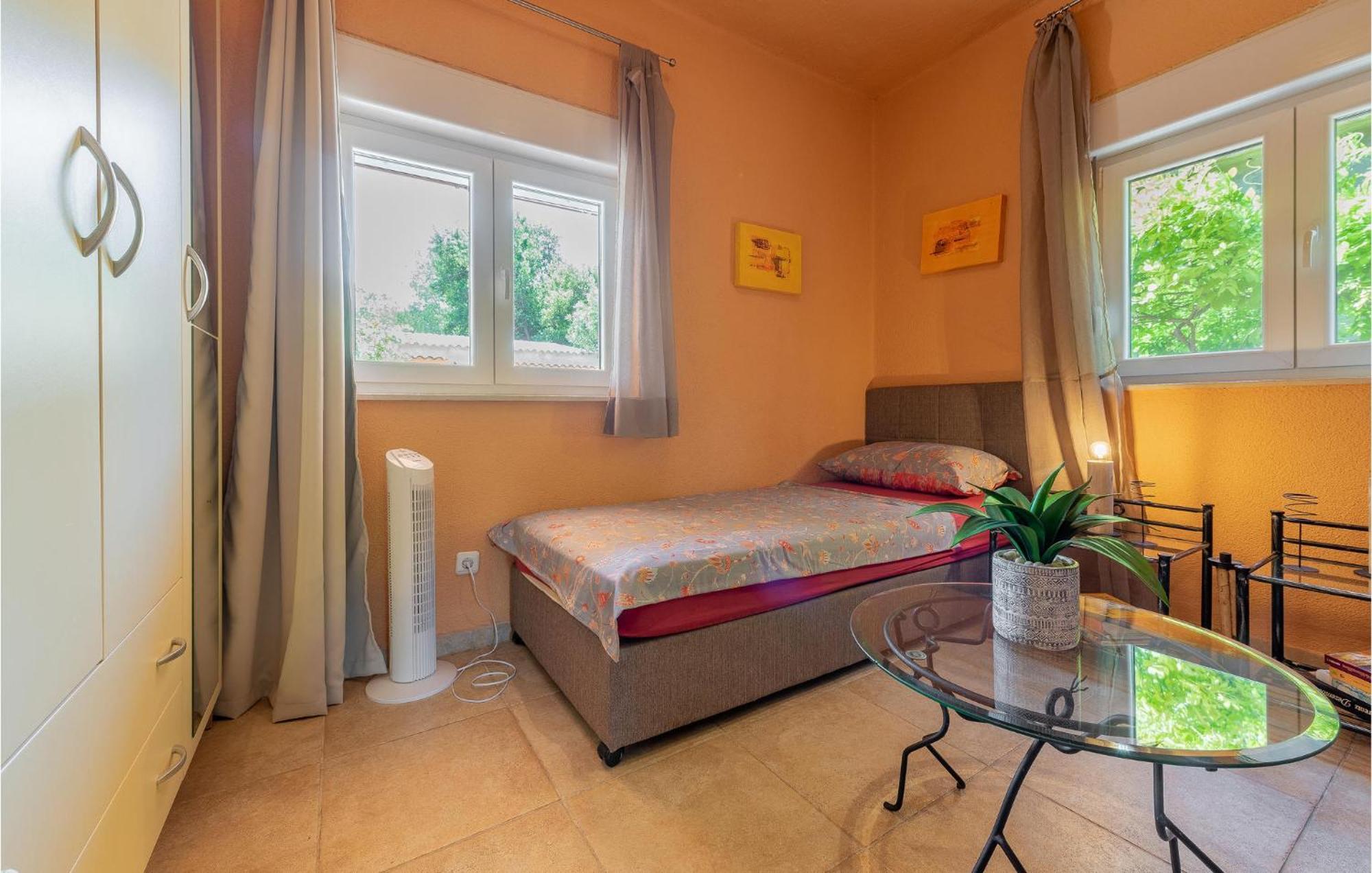 Cozy Home In Vrsi With Wifi Buitenkant foto